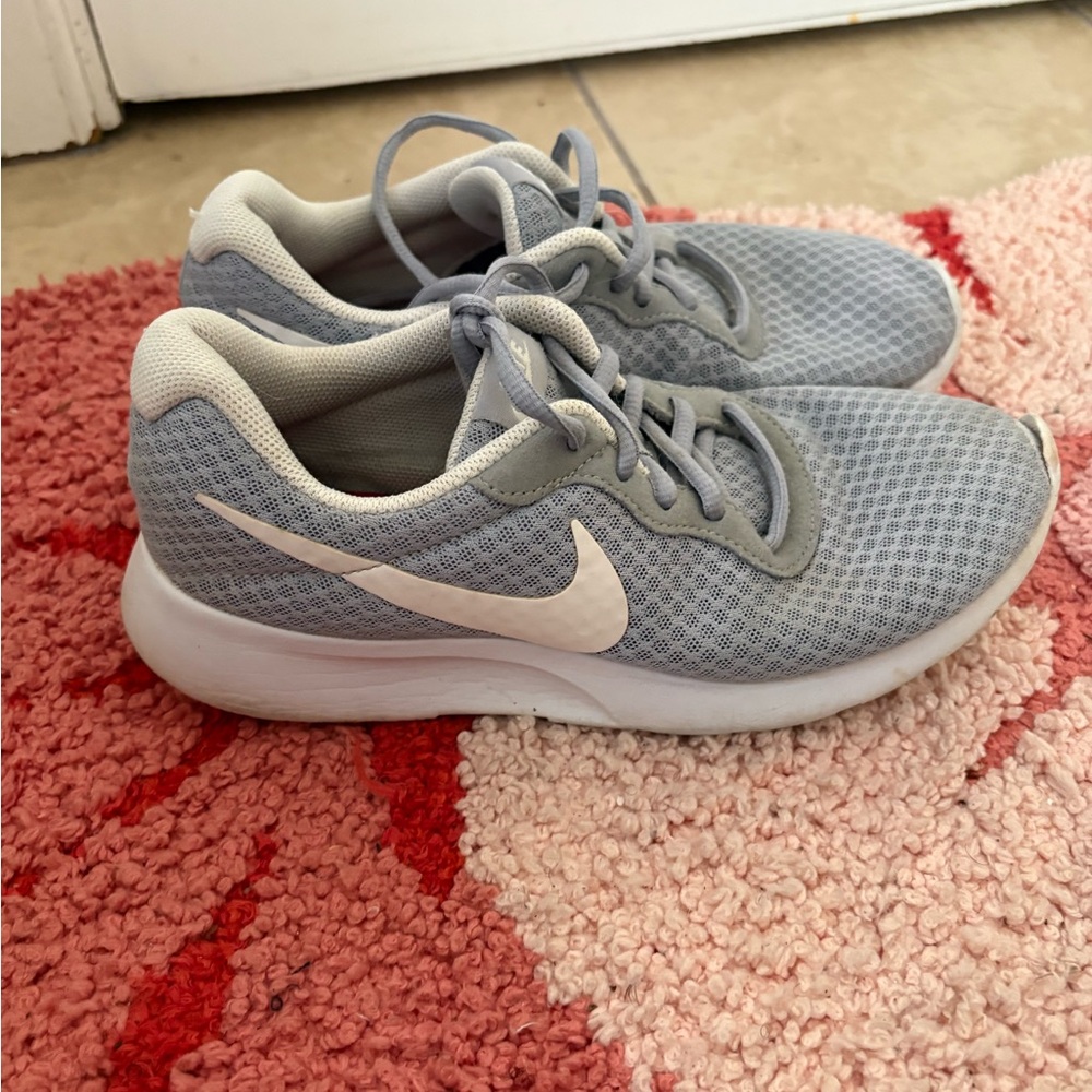 Nike Women's Light Gray Sneakers
